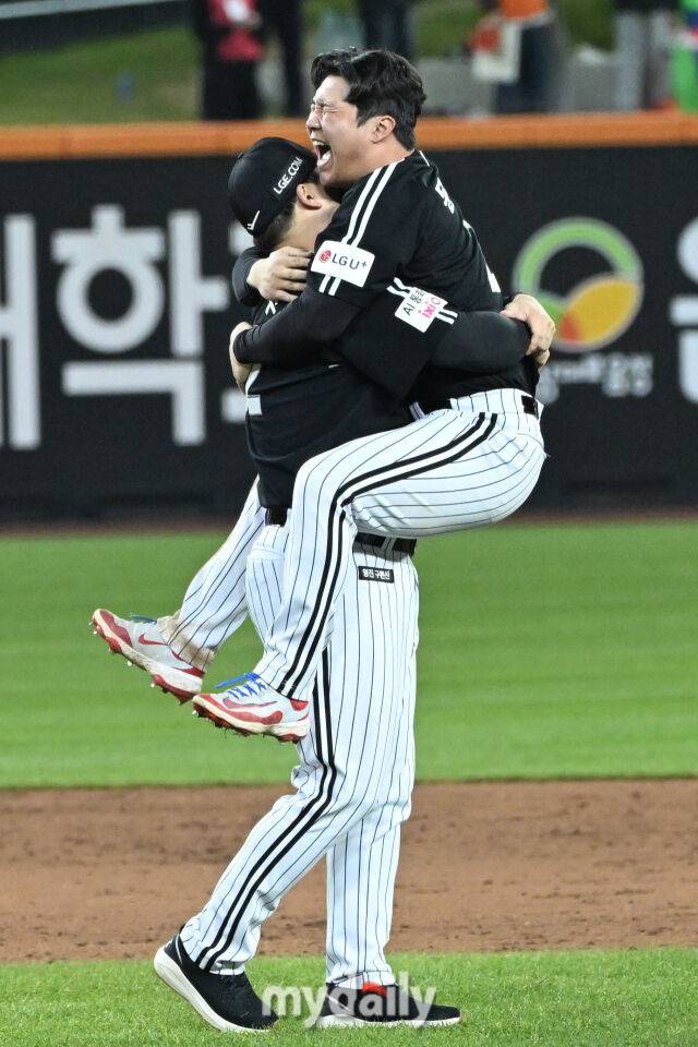 31일 대전 한화생명 볼파크 야구장에서 열린 LG 트윈스의 '2025 신한 SOL 뱅크 KBO 한국시리즈 우승 시상식. 우승이 확정되자 김현수에게 안기는 문보경./마이데일리