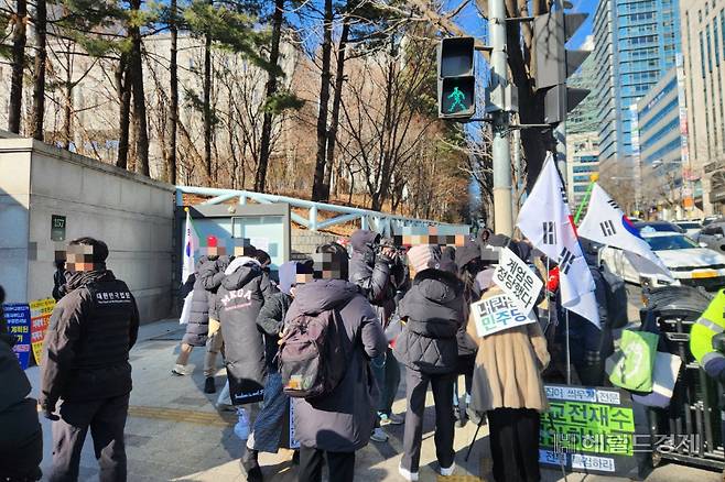 28일 오후 2시께 서울 서초구 서울중앙지방법원 별관 입구 앞으로 약 30여명의 지지자가 모여있다. 이영기 기자.