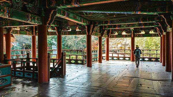 죽도봉공원의 연자루는 고려시대 승평부사 손억과 관기 호호의 사랑이야기가 전해진다.