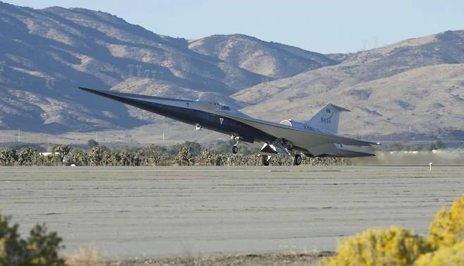 X-59 시제기가 캘리포니아 팜데일 제42비행장 활주로에서 이륙하고 있다. NASA 제공