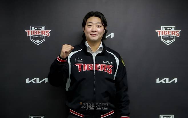 김범수가 21일 광주 기아챔피언스필드에서 프로야구 KIA 타이거즈와 자유계약선수(FA) 계약을 맺은 뒤 포즈를 취하고 있다. 2026.1.21 KIA 타이거즈 제공