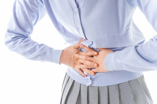 장 문제로 배를 잡고있는 여성 123rf