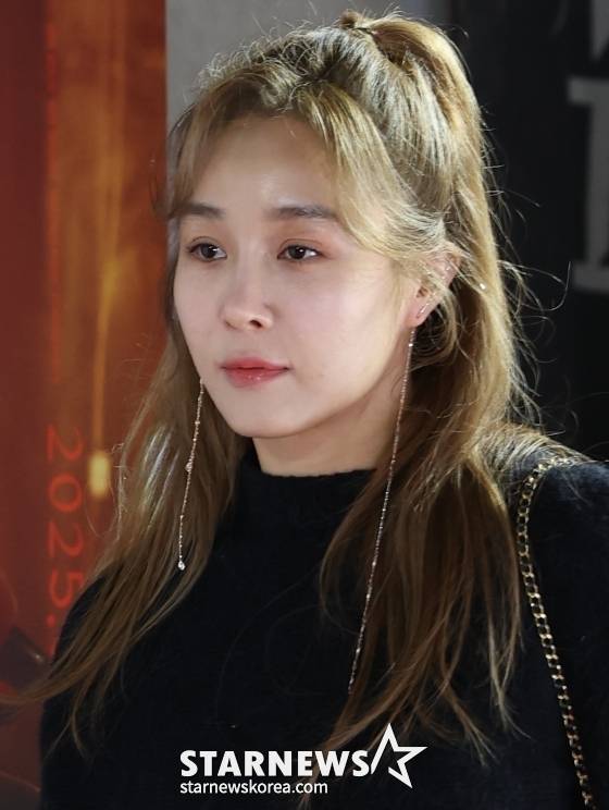 (서울=뉴스1) 권현진 기자 = 배우 옥주현이 21일 서울 송파구 롯데시네마 월드타워점에서 열린 영화 '검은 수녀들'(감독 권혁재) VIP 시사회에 참석하고 있다. '검은 수녀들'은 강력한 악령에 사로잡힌 소년을 구하기 위해 금지된 의식에 나서는 사람들의 이야기를 그린 영화다. 2025.1.21/뉴스1 Copyright (C) 뉴스1. All rights reserved. 무단 전재 및 재배포, AI학습 이용 금지. /사진=(서울=뉴스1) 권현진 기자