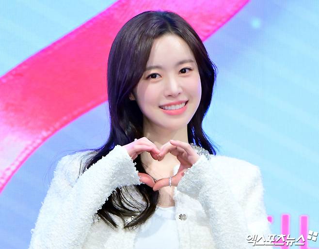 진세연이 포즈를 취하고 있다.