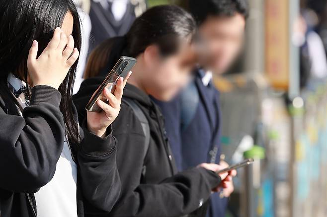 스마트폰 사용하는 학생들. 연합뉴스