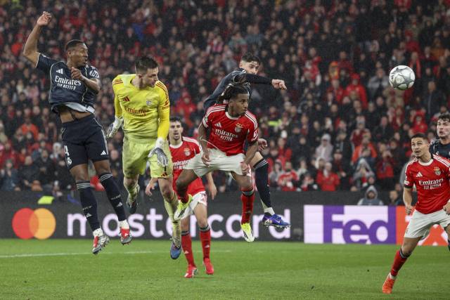 벤피카의 골키퍼 아나톨리 트루빈(가운데 1번)이 29일 포르투갈 리스본에서 열린 2025-2026 UEFA UCL 리그 페이즈 최종전 레알 마드리드와의 경기 후반 추가시간 공격에 가담, 프리킥을 헤더로 연결해 득점하고 있다. EPA 연합뉴스