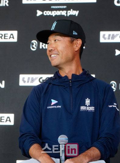 케빈 나가 지난해 5월 인천에서 열린 LIV 골프 코리아 대회 공식 기자회견에서 환하게 웃고 있다. (사진=이데일리DB)