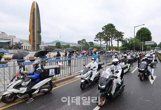 배달플랫폼노조 조합원과 배달라이더들이 집회를 마치고 국회 방면으로 행진하고 있다. 사진제공=뉴시스