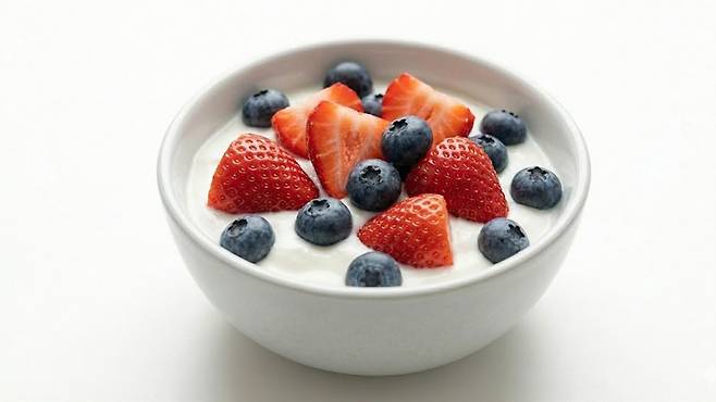 건강한 식습관은 여성의 호르몬 균형과 자궁 환경을 개선하는 데 도움이 된다|출처: Gemini 생성