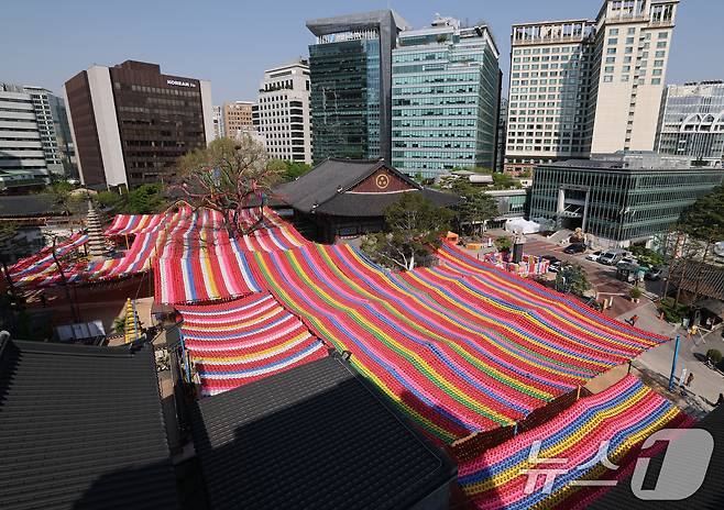 불기 2569년 부처님 오신 날(5월 5일) 연등회를 하루 앞둔 25일 서울 종로구 조계사에서 연등회 준비가 한창이다.2025.4.25/뉴스1 ⓒ News1 오대일 기자