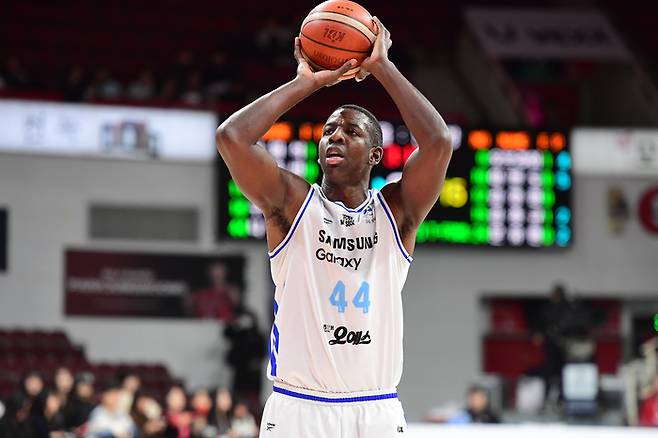 삼성 니콜슨이 29일 안양정관장아레나에서 열린 2025~2026 LG전자 프로농구 4라운드 정관정전에서 자유투를 쏘고 있다. 사진 | KBL