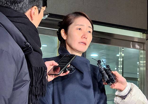 강선우 무소속 의원이 21일 오전 조사를 마치고 서울경찰청 마포청사에서 나오며 취재진의 질문에 답하고 있다. 연합뉴스