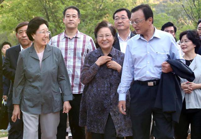 2017년 8월 이해찬 전 총리가 경남 김해 봉하마을에서 열린 제8회 봉하음악회에 참석하고 있다. 김해=연합뉴스