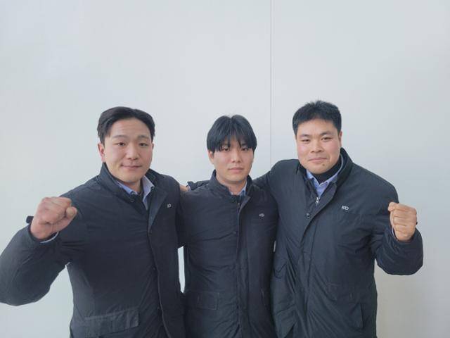 경기대원고속 2030 버스기사인 권혁우(왼쪽부터), 송성환, 박찬동씨가 경기 성남시 사송동 사무실에서 "버스기사라는 직업을 당당히 밝히는 날을 앞당기겠다"며 주먹을 불끈 쥐고 있다.