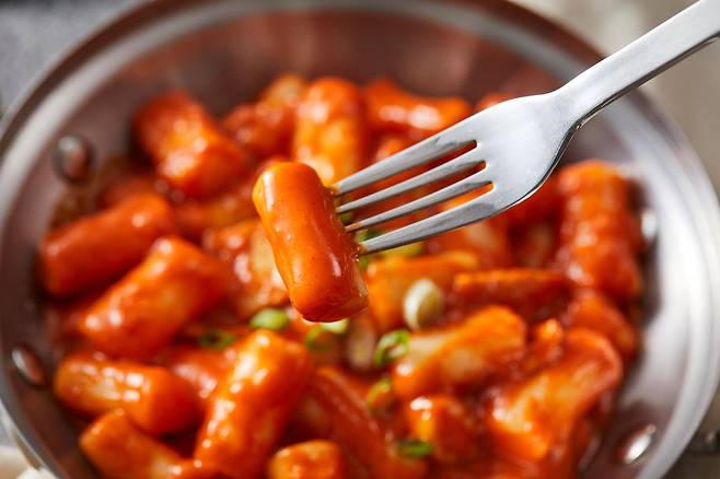 ‘내셔널지오그래픽 트래블러’가 올해 식품 트렌드로 ‘떡볶이’와 ‘달고 매콤한 맛’을 선정했다. / 클립아트코리아