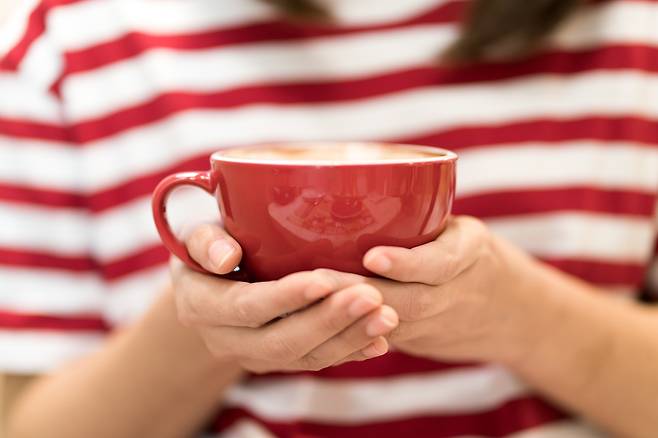 커피를 마시는 대장암 환자가 그렇지 않은 환자보다 생존율이 높고 재발 위험은 낮다는 연구 결과가 나왔다. /사진=클립아트코리아