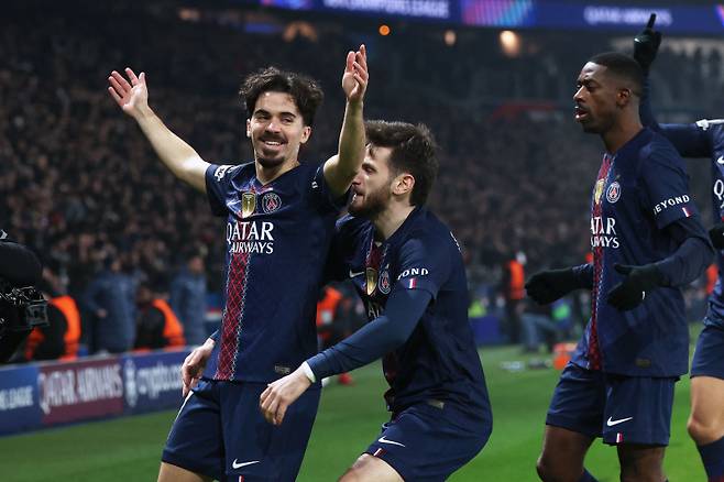<yonhap photo-3958=""> TOPSHOT - Paris Saint-Germain's Portuguese midfielder #17 Vitinha (L) celebrates with teammates after scoring the opening goal during the UEFA Champions League - League phase, Matchday 8 - football match between Paris Saint-Germain (PSG) and Newcastle United FC at the Parc des Princes stadium in Paris on January 28, 2026. (Photo by ALAIN JOCARD / AFP)/2026-01-29 07:46:20/ <저작권자 ⓒ 19802026 ㈜연합뉴스. 무단 전재 재배포 금지, AI 학습 및 활용 금지></yonhap>