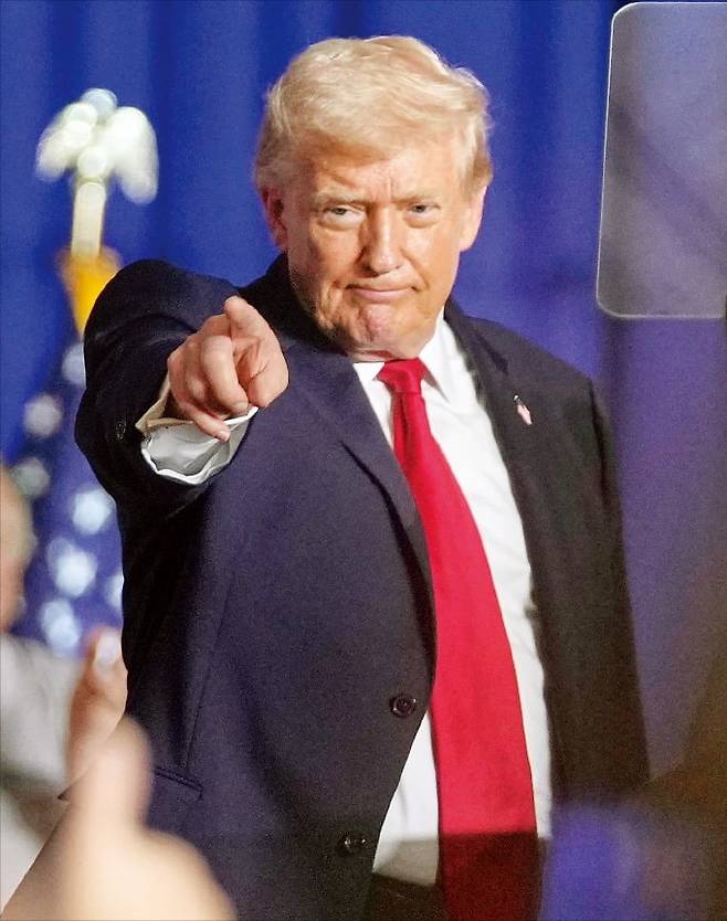 < “달러 약세 걱정 안한다” > 도널드 트럼프 미국 대통령이 27일(현지시간) 아이오와주 연설 도중 청중을 가리키고 있다. 트럼프 대통령은 앞서 달러 약세를 용인하는 듯한 발언을 내놨고 달러 가치는 4년 만에 최저 수준으로 떨어졌다. /AP연합뉴스