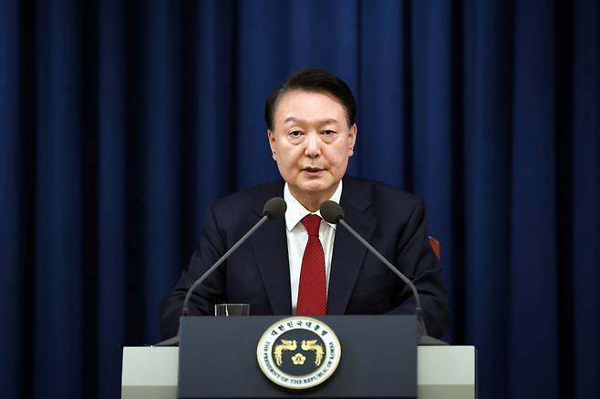 윤석열 전 대통령이 2024년 12월 3일 밤 서울 용산 대통령실 청사에서 긴급 대국민 특별 담화를 하는 모습 / 사진=대통령실