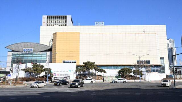 지난 27일 찾은 인천 중구 인현동 동인천역 역사 전경. 1987년 설립돼 2년 뒤 문을 연 동인천역 역사는 지상 6층, 지하 3층으로 그때로선 드문 초대형 상가였다. 당시 인현동 신포동 내동으로 이어지는 동인천역 인근은 명실공히 인천의 중심지였다. 하지만 2009년 이후 올해 18년째 방치돼 있다. 인천=권현구 기자