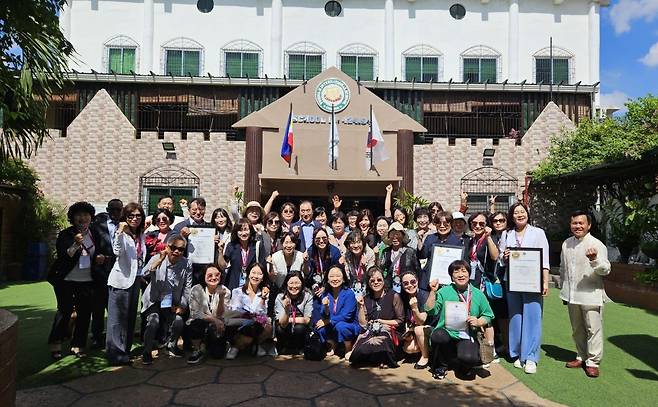 필리핀GTCC대학교(영지국제학교) 교정에서 기념 촬영을 하고 있다.