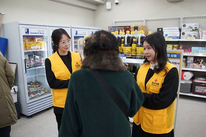 몽고식품 김희영 주임(왼쪽)과 예나연 사원(오른쪽)이 28일 굿윌스토어 밀알창원1호점을 방문해 매장을 찾은 고객에게 후원 제품의 특징을 설명하고 있다. 이날 몽고식품이 기부한 ‘송표프라임’ 간장은 지역 주민들의 큰 호응을 얻으며 조기에 완판 됐다.