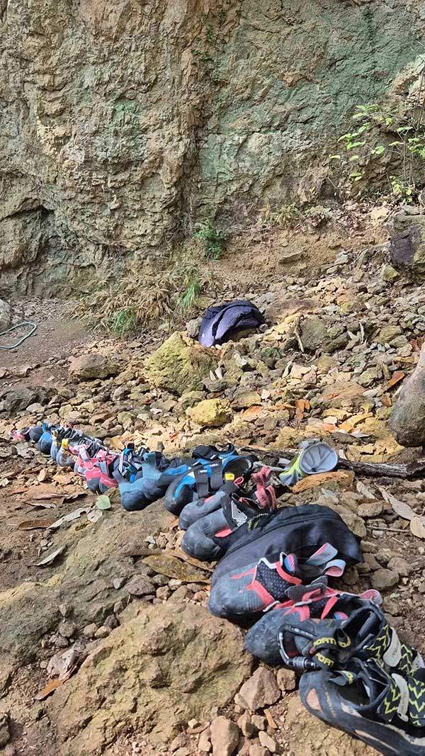 새내기 앞 암벽화 줄.