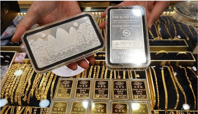 최근 경기 불확실성이 커지면서 편의점에서 수백만원대의 골드바와 실버바를 구매하는 2030 세대가 급증하고 있다. 연합뉴스