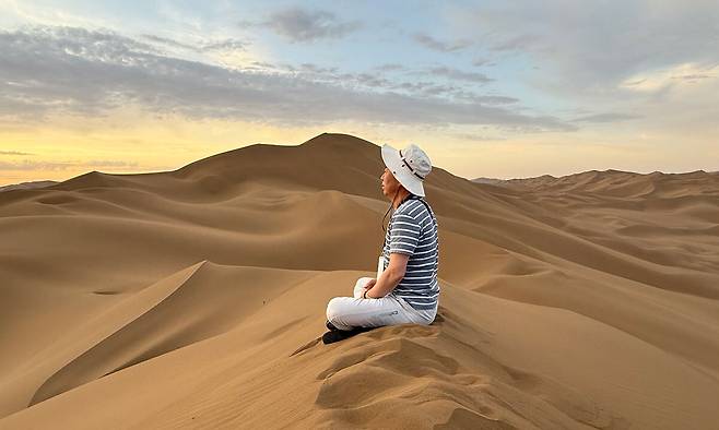 이승현 대표에게 명상은 일과의 주요한 행사다. 해외여행 중 트루판 사막에서 명상하고 있다. 이 대표 제공