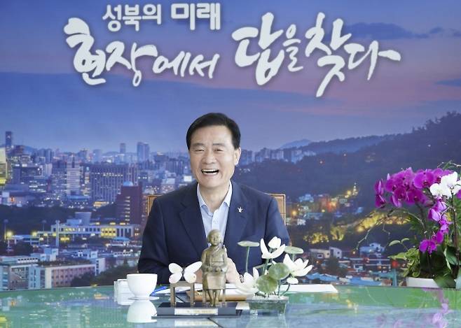 이승로 성북구청장은 28일 청사 집무실에서 진행한 서울신문 신년 인터뷰에서 “주민들이 언제 어디서든 편하게 부를 수 있는 이웃집 형, 오빠가 되겠다”며 활짝 웃었다. 성북구 제공
