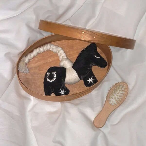 로파서울 포니 액막이 오너먼트 말띠 해를 기념해 만들어진 제품. 새해에도 일상 속 행운을 기원하는 이들과 마음을 나눌 수 있다. 25500원