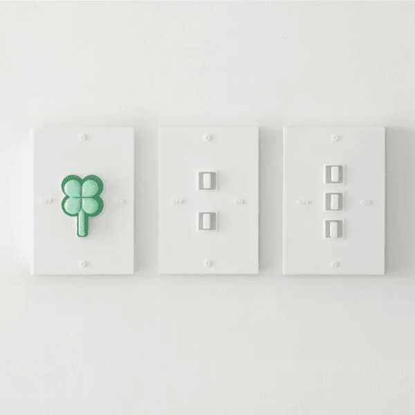 포식스먼스 스위치커버 무뚝뚝하게 생긴 스위치에 변화를 추고 싶다면 제격이다. 스위치를 분해하지 않고 그대로 덮어 사용할 수 있다. 30000원