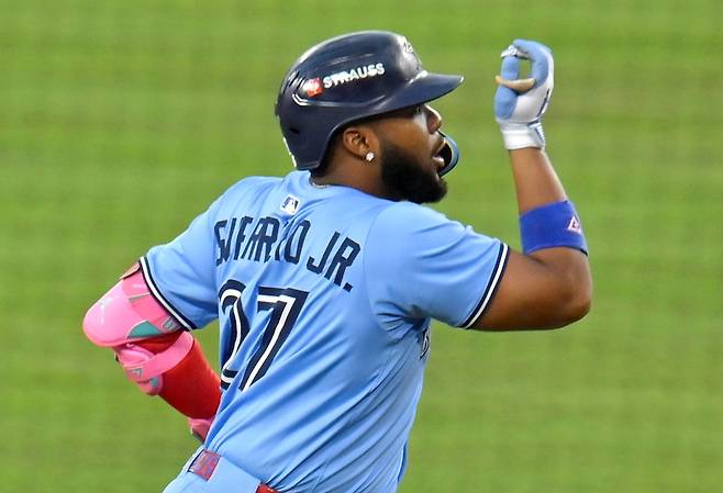 미국 메이저리그(MLB) 토론토 블루제이스의 핵심 야수 블라디미르 게레로 주니어가 2026 월드베이스볼클래식(WBC) 출전을 확정했다. 지난 2023 WBC 도미니카공화국 대표팀에 발탁됐지만, MLB 시범경기를 치르다가 무릎 부상을 당하면서 대회에 참가하지 못했다. 연합뉴스