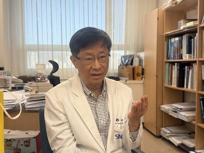 윤인영 분당서울대병원 정신건강의학과 교수가 팜이데일리와의 인터뷰에서 답변하고 있는 모습 (사진=김승권 기자)