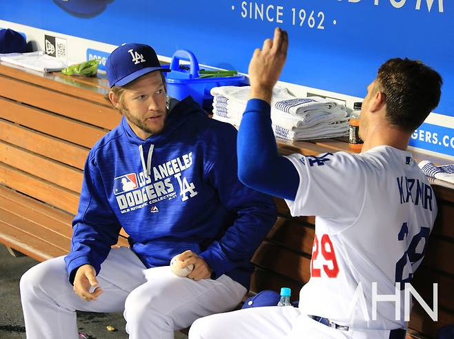 (커쇼는 등판이 없는 날도 더그아웃에서 동료에게 조언을 건네는 등 다방면에서 팀에 도움을 줬다)