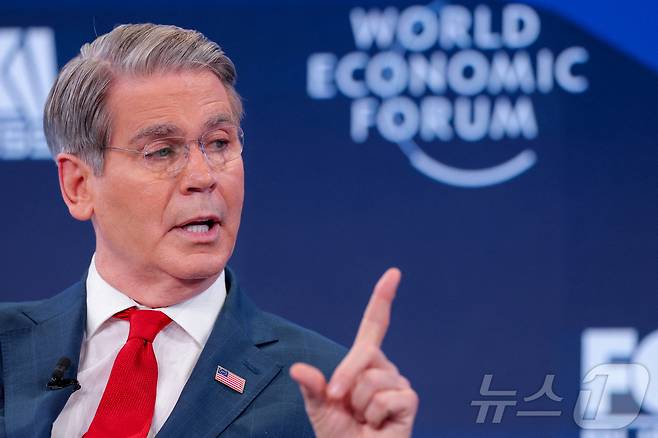 스콧 베선트 미국 재무장관이 20일(현지시간) 스위스 다보스에서 열린 세계경제포럼(WEF)에 참석해 발언하고 있다. 2026.1.20 ⓒ 로이터=뉴스1 ⓒ News1 김경민 기자