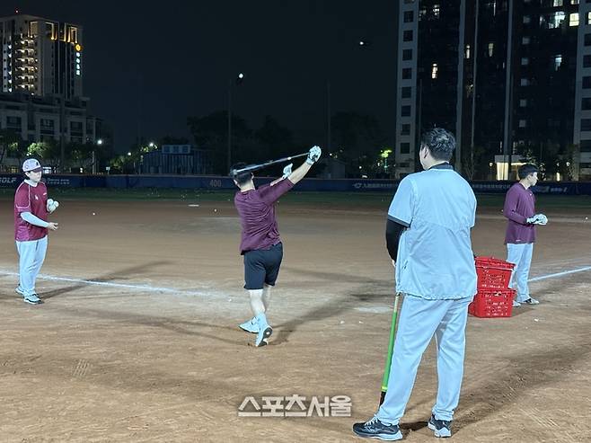 키움 선수들이 야간 훈련을 진행하고 있다. 가오슝 | 박연준 기자 duswns0628@sportsseoul.com