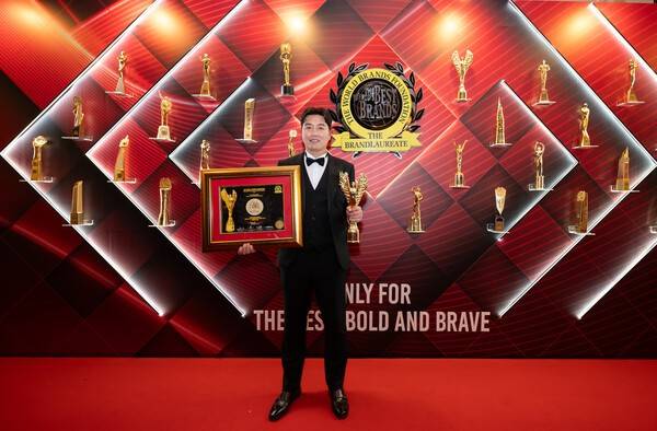 브랜드로레이 어워드에서 스포츠 아이콘 리더십상을 수상한 이동국 테크니컬 디렉터. /사진=용인FC