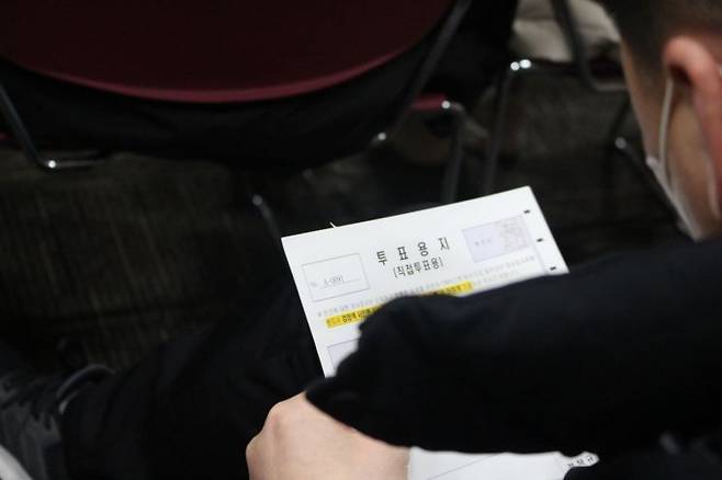 지난해 2월 22일 오후 광주 김대중컨벤션센터에서 열린 신가동 주택재개발 조합 집행부 해임총회에서 한 조합원이 투표용지를 살펴보고 있다. 이날 총회는 신가 재개발 정상화 추진위원회 주최로 진행됐으며, 서면결의서를 제출한 조합원과 현장 투표자 등 총 849명이 참여해 조합장 해임안은 찬성 836표, 반대 3표, 기권 10표로 가결됐다. 송보현 기자