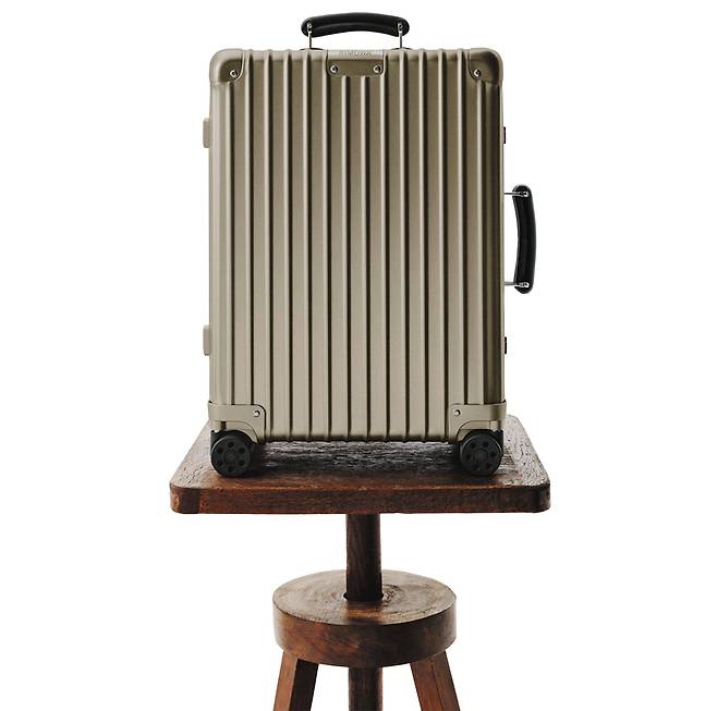 리모와의 아이코닉한 클래식 수트케이스 라인에 새롭게 추가된 클래식 티타늄 컬렉션. /리모와 제공