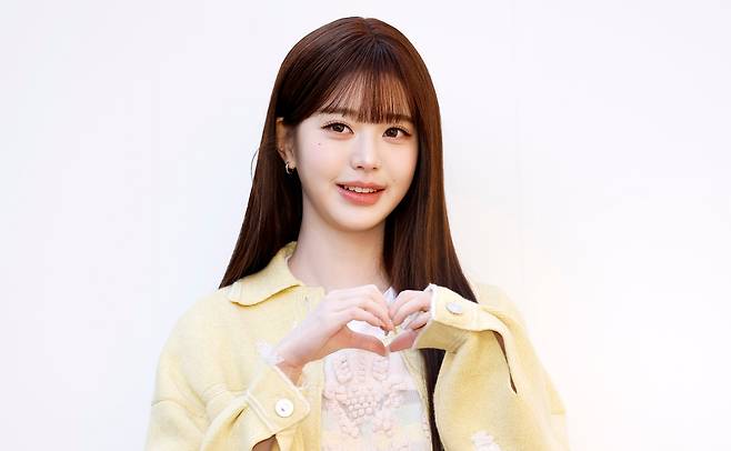그룹 아이브 장원영이 29일 오전 서울 성동구 플라츠2에서 열린 배리 2026 컬렉션 론칭 기념 포토 행사에서 포즈를 취하고 있다. /뉴시스