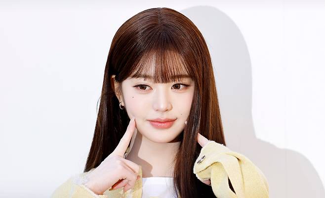 그룹 아이브 장원영이 29일 오전 서울 성동구 플라츠2에서 열린 배리 2026 컬렉션 론칭 기념 포토 행사에서 포즈를 취하고 있다. /뉴시스