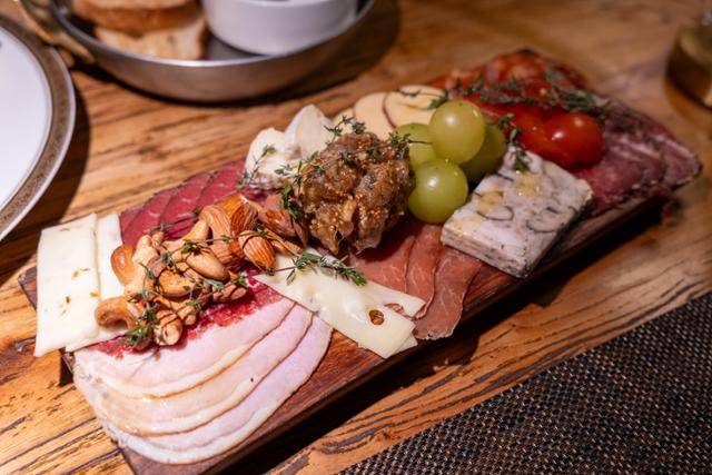 서울 동작구 '더 큐어링'의 박진필 셰프가 27일 선보인 샤퀴테리 플레이트. 샤퀴테리는 염장 건조 햄을 의미한다.