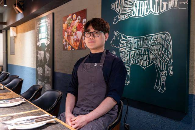 박진필 셰프가 자신의 매장 '더 큐어링'에서 포즈를 취해 보이고 있다.