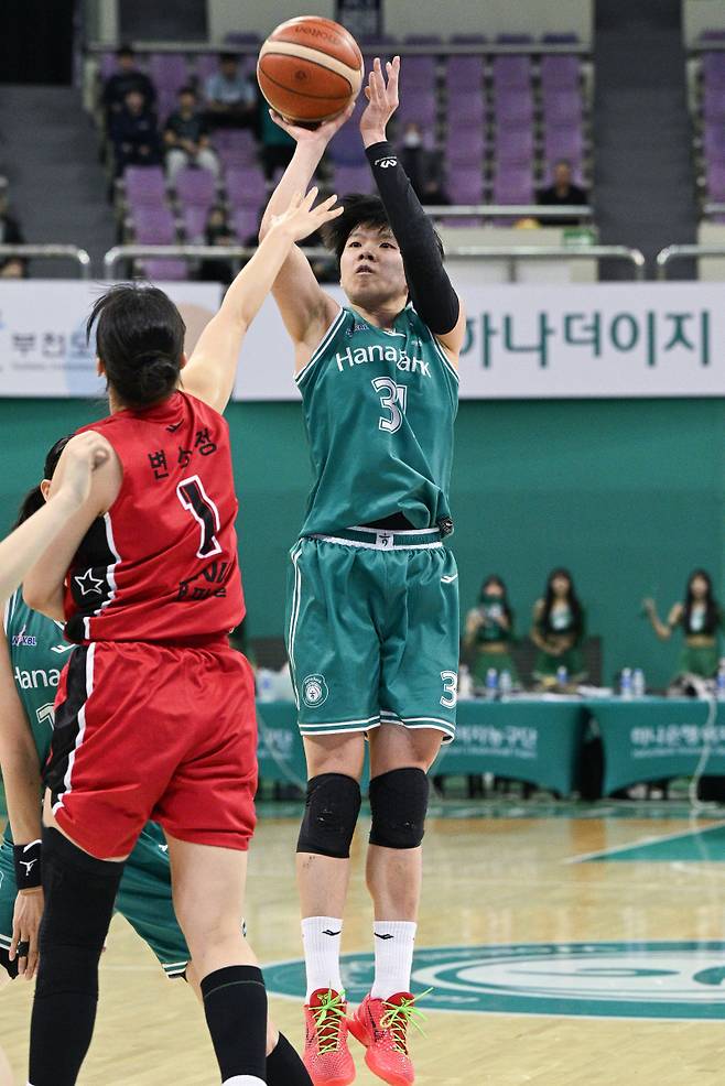 하나은행 진안이 30일 부천체육관에서 열린 BNK와의 정규리그 홈 경기서 슛을 시도하고 있다. 사진=WKBL