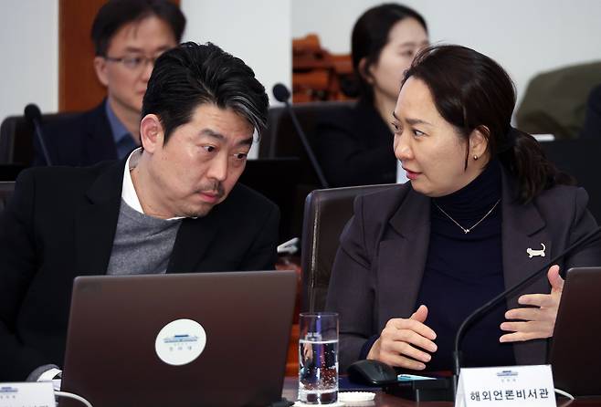 조한상 홍보기획비서관(왼쪽)과 최성아 해외언론비서관이 지난 22일 청와대에서 열린 이재명 대통령 주재 수석보좌관회의에서 대화하고 있다. 연합뉴스
