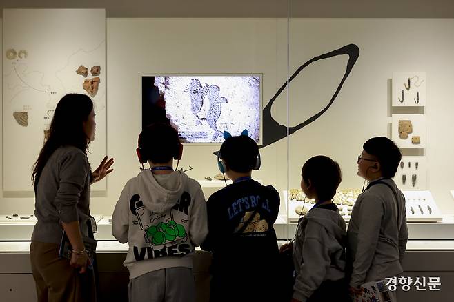 29일 서울 용산구 국립중앙박물관에서 어린이들이 전시 해설을 들으며 관람하고 있다. 문재원 기자