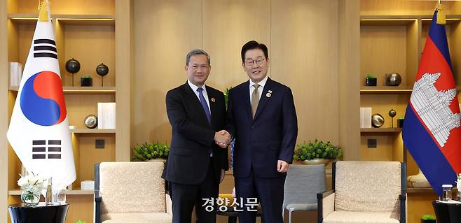 이재명 대통령과 훈 마네트 캄보디아 총리가 지난해 10월 27일 말레이시아 쿠알라룸푸르 한 호텔에서 열린 한-캄보디아 정상회담에 앞서 악수하고 있다. 김창길 기자