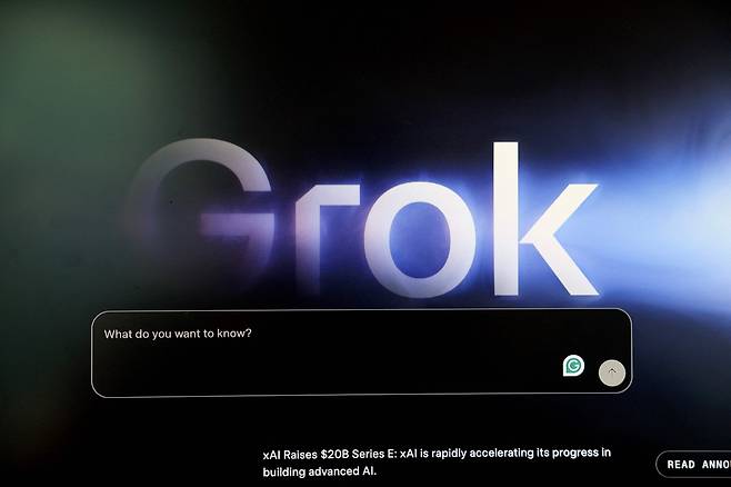 Grok 웹사이트. 유럽연합 집행위원회는 실제 사람들의 성적 이미지를 생성하는 데 Grok이 AI 도구로 사용되었다는 우려로 엑스(X)에 대한 조사를 시작했다. AFP연합뉴스