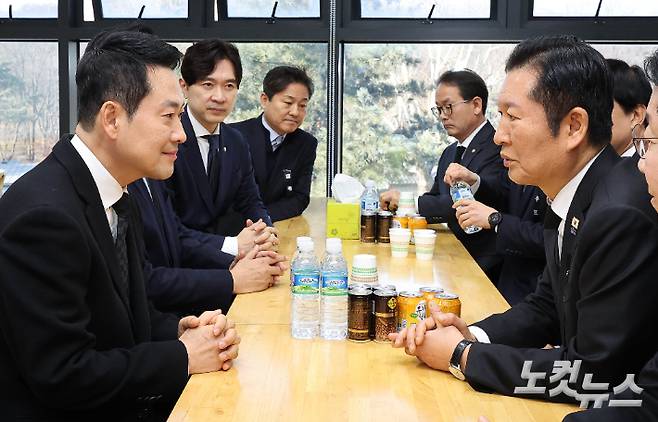 국민의힘 장동혁 대표(왼쪽)가 30일 오전 서울 종로구 서울대학교병원 장례식장에 마련된 故 이해찬 전 국무총리의 빈소를 찾아 조문한 뒤 더불어민주당 정청래 대표와 대화하고 있다. 사진공동취재단